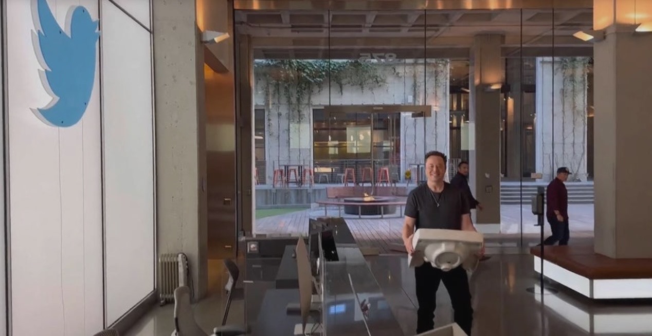 Elon Musk ôm chiếc bồn rửa mặt trong ngày chuyển giao quyền lực tại trụ sở chính của Twitter. Ảnh: AFP