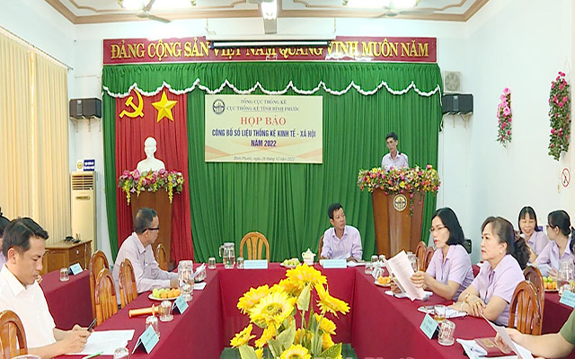 Lãnh đạo Cục Thống kê thông tin tình hình kinh tế - xã hội tỉnh Bình Phước năm 2022 tại buổi họp báo