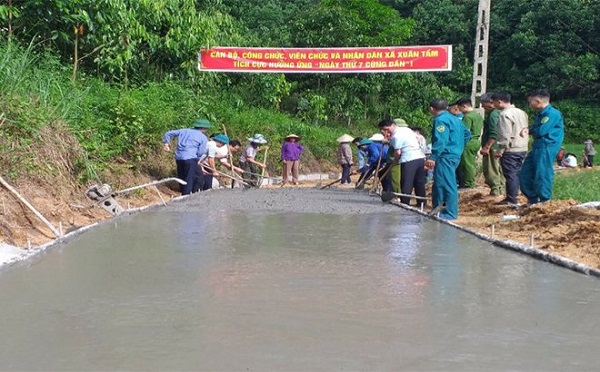 Người dân xã Xuân Tầm tham gia làm đường giao thông liên thôn