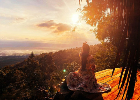 Cam Mountain Cable Car's "fairy apple" garden