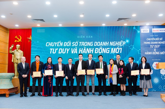 FPT Long Châu được vinh danh là doanh nghiệp chuyển đổi số tiêu biểu năm 2022.