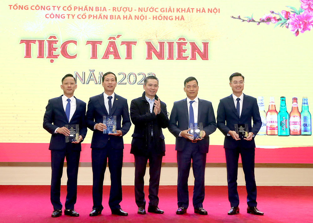 ổng Giám đốc HABECO trao danh hiệu Chiến sỹ thi đua năm 2022 cho các cá nhân xuất sắc thuộc Công ty Cổ phần Bia Hà Nội – Hồng Hà