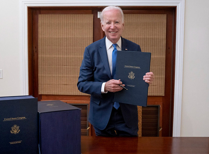 Tổng thống Mỹ Joe Biden ký duyệt gói ngân sách 1.700 tỷ ngày 29/12 khi đang đi nghỉ ở quần đảo Virgin