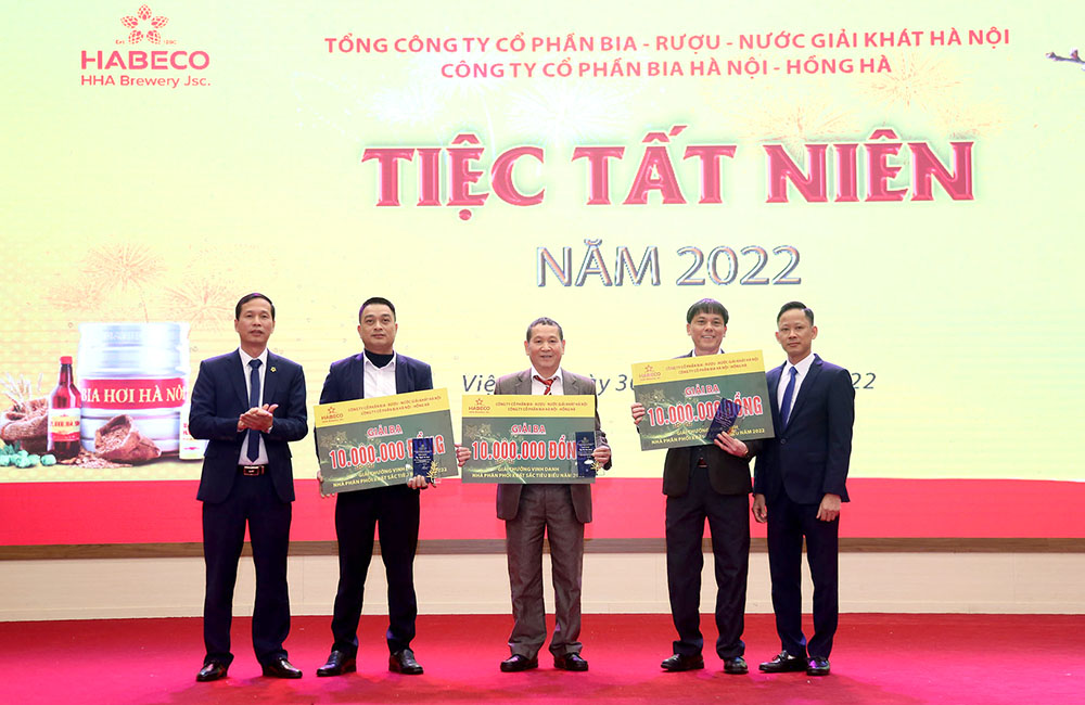 Lãnh đạo Công ty Cổ phần Bia Hà Nội – Hồng Hà trao thưởng, vinh danh các đại lý, nhà phân phối xuất sắc năm 2022.