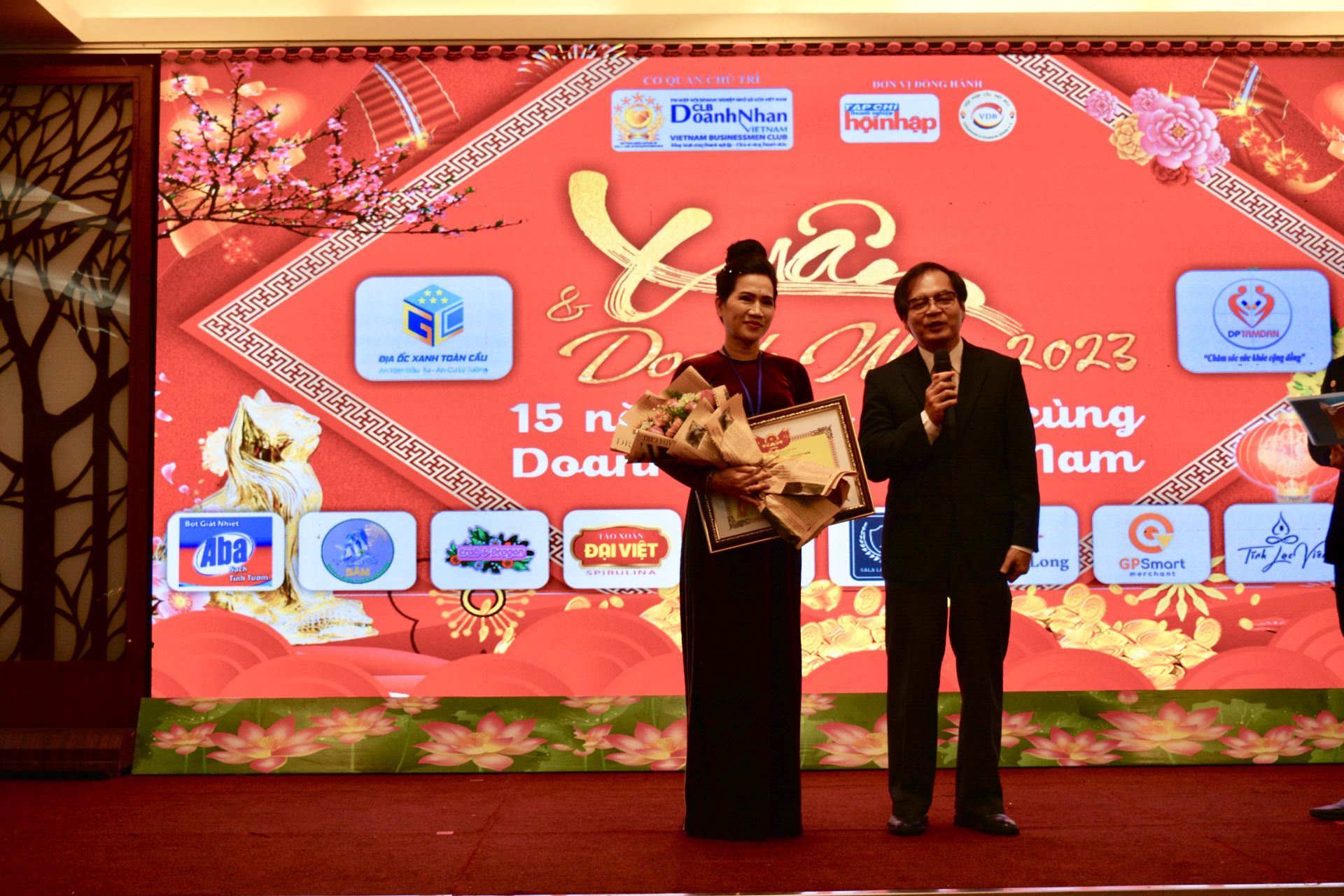 Bà Nguyễn Thị Thanh - Chủ Tịch CLB Doanh Nhân Việt Nam nhận hoa và bằng khen từ Hiệp Hội Doanh Nghiệp nhỏ và vừa