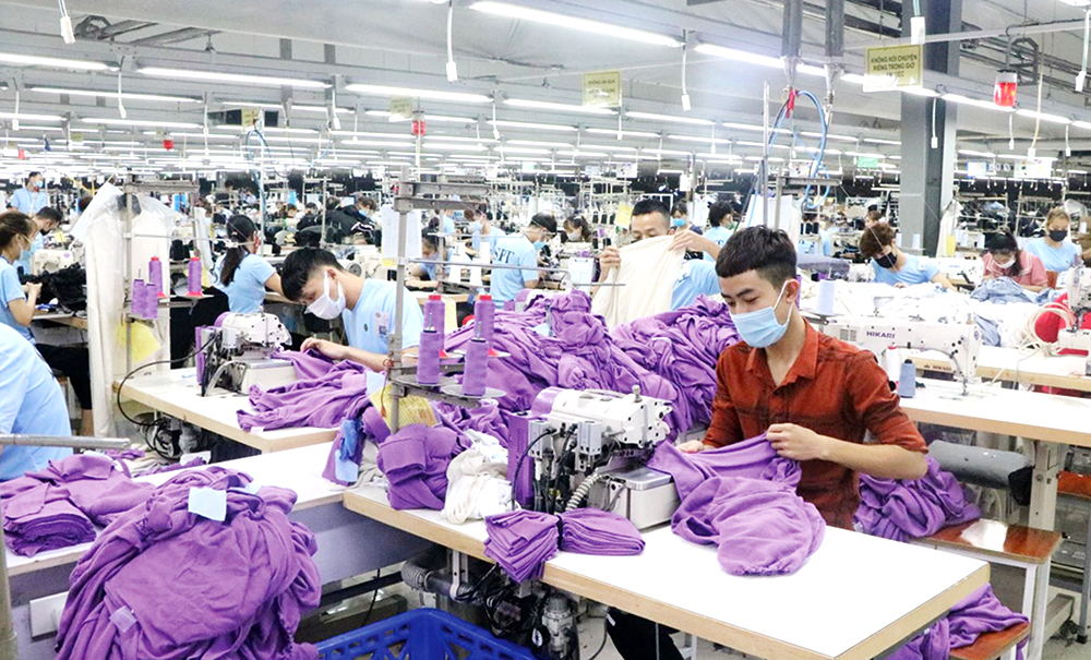 Công nhân Công ty TNHH MTV Sơn Hà Phú Thọ - Cụm công nghiệp làng nghề Hoàng Xá, huyện Thanh Thủy tích cực sản xuất ngay từ đầu năm mới.