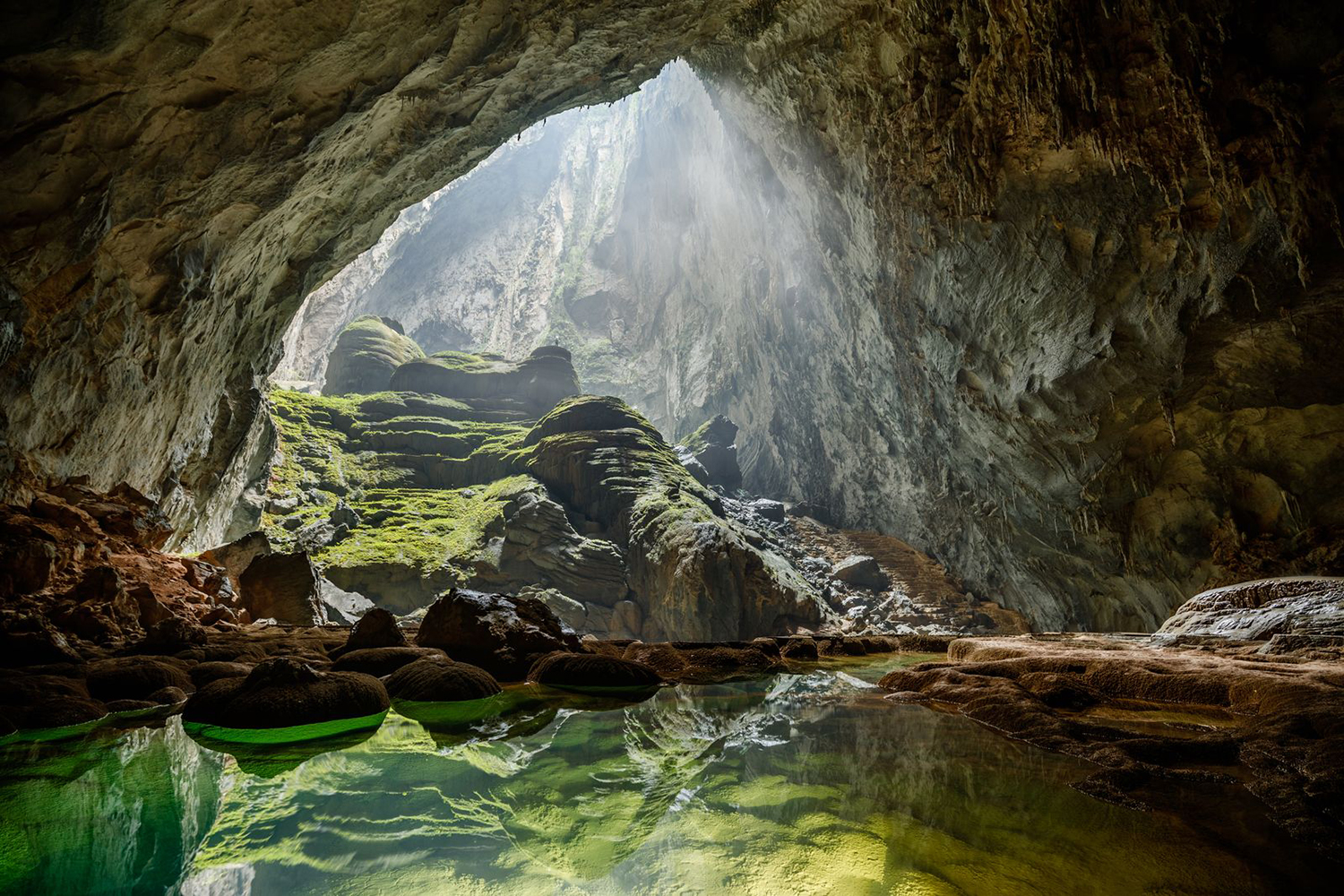 hang Sơn Đoòng (Quảng Bình, Việt Nam) được giới thiệu là một trong những hang động độc nhất vô nhị