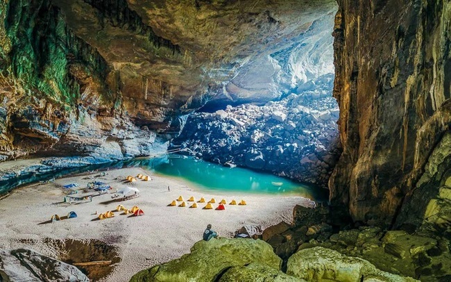Một chuyến thám hiểm hang động có giá khoảng 3.000 USD trong 4 ngày thông qua Ban quản lý vườn quốc gia Phong Nha - Kẻ Bàng. Các hoạt động tham quan được điều hành bởi công ty du lịch Oxalis Adventure.