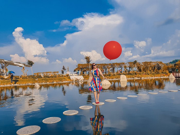 Walking on each key of the lake Thien Canh