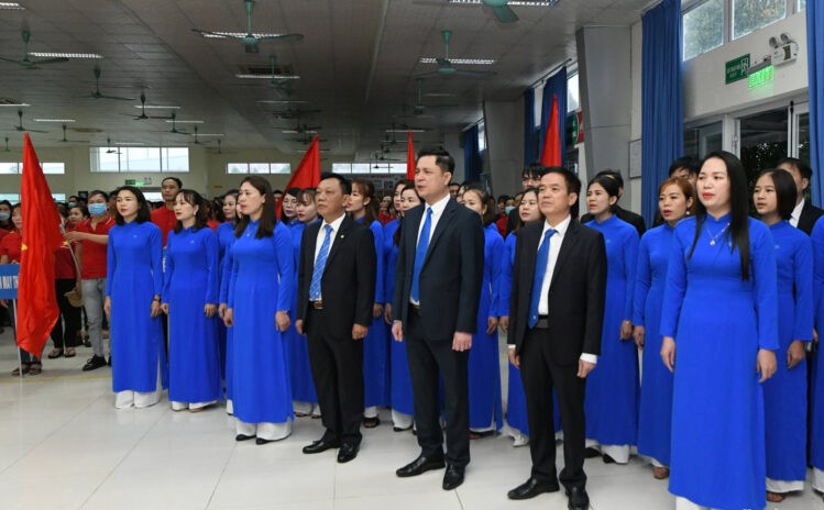 Ban lãnh đạo Xí nghiệp may Hà Quảng thực hiện nghi lễ chào cờ và phát động thi đua, ra quân đầu năm mới 2023.
