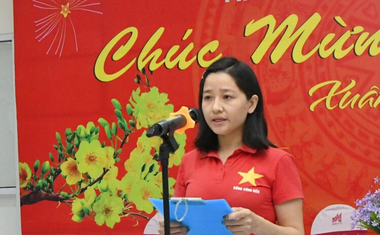 Công nhân Tổ may Trần Thị Hồng Minh phát biểu tại lễ ra quân.