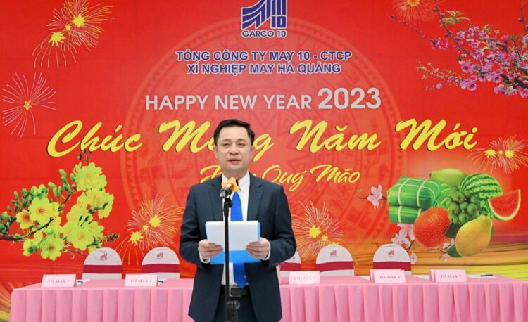 Ảnh minh Ông Võ Xuân Trung – Bí thư Đảng ủy, Giám đốc Xí nghiệp may Hà Quảng phát động thi đua ra quân năm 2023.