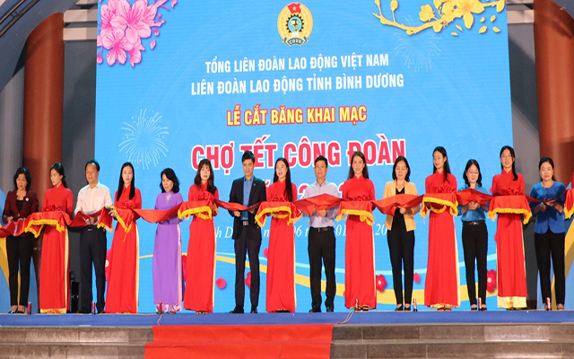 Lãnh đạo tỉnh và Tổng LĐLĐ Việt Nam thực hiện nghi thức cắt băng khai mạc Chợ Tết Công đoàn năm 2023