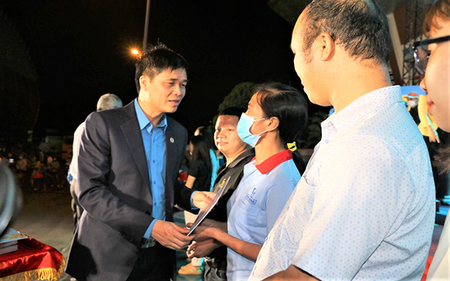 Ông Ngọ Duy Hiểu - Chủ tịch Công đoàn Viên chức Việt Nam trao tặng quà cho công nhân lao động hoàn cảnh khó khăn