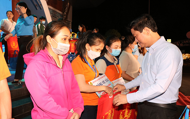 Ông Võ Văn Minh tặng quà tết cho công nhân lao động