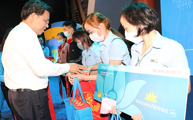 Ông Nguyễn Quốc Liêm, Phó Tổng Biên tập Báo Bình Dương trao tặng quà cho công nhân lao động được nhận vé máy bay về quê đón tết