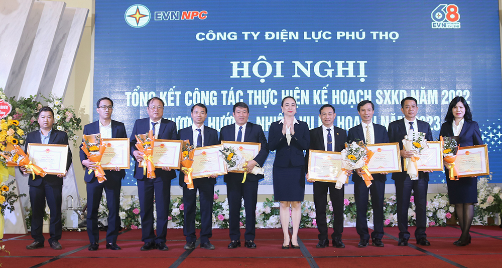 Bà Đỗ Nguyệt Ánh – Chủ tịch HĐTV Tổng công ty Điện lực miền Bắc trao Bằng khen của Tập đoàn Điện lực Việt Nam cho các cá nhân.