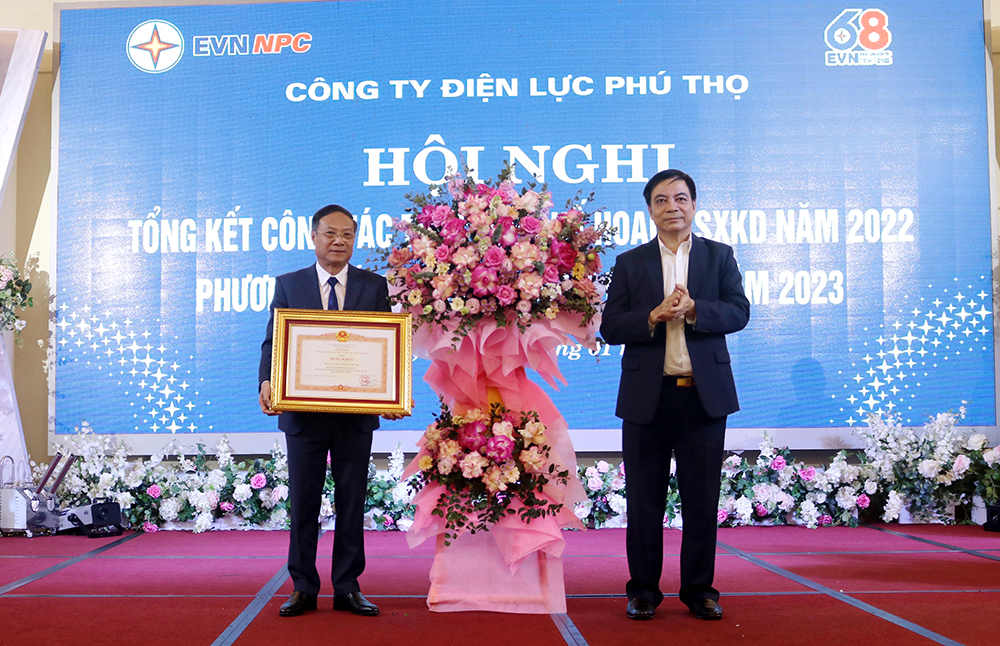 Nguyễn Thanh Hải- Ủy viên BTV Tỉnh uỷ, Phó Chủ tịch UBND tỉnh trao Bằng khen của Thủ tướng Chính phủ cho Đảng bộ Công ty Điện lực Phú Thọ.