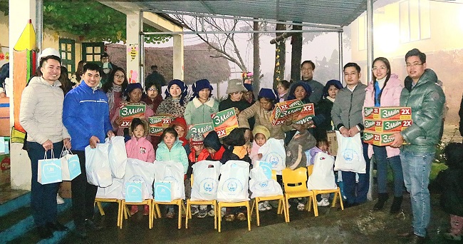 Các thành viên Đoàn thiện nguyện trao quà cho trẻ em có HCKK tại các điểm trường Mầm non xã Y Tý, Lào Cai.