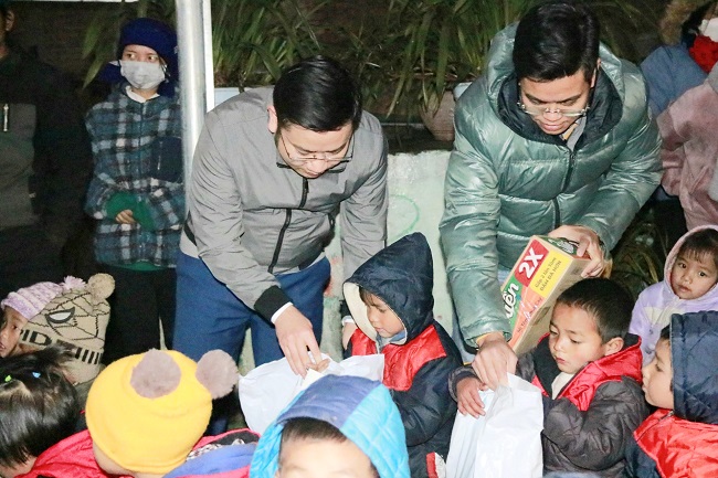 Doanh nhân Nguyễn Văn Trung - Giám đốc Công ty TNHH Dược phẩm Altoka cùng cán bộ công ty trao quà trực tiếp cho các em nhỏ.
