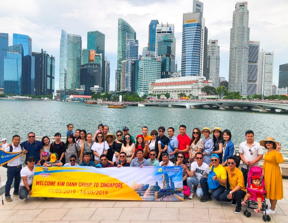 Tập thể CBNV Kim Oanh Group trong một chuyến du lịch Singapore