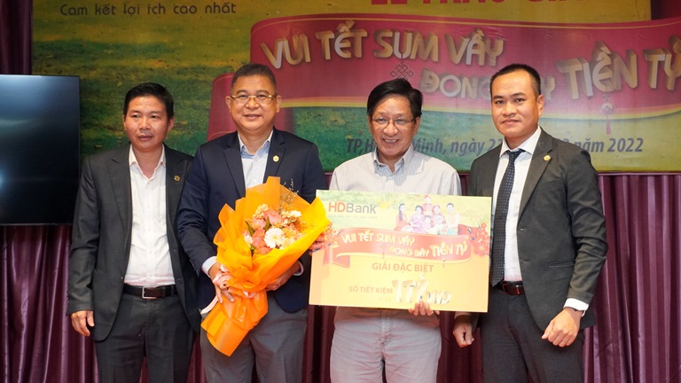 Đại diện lãnh đạo HDBank trao giải Đặc biệt - 1 tỷ đồng cho khách hàng Nguyễn Đình Đạo