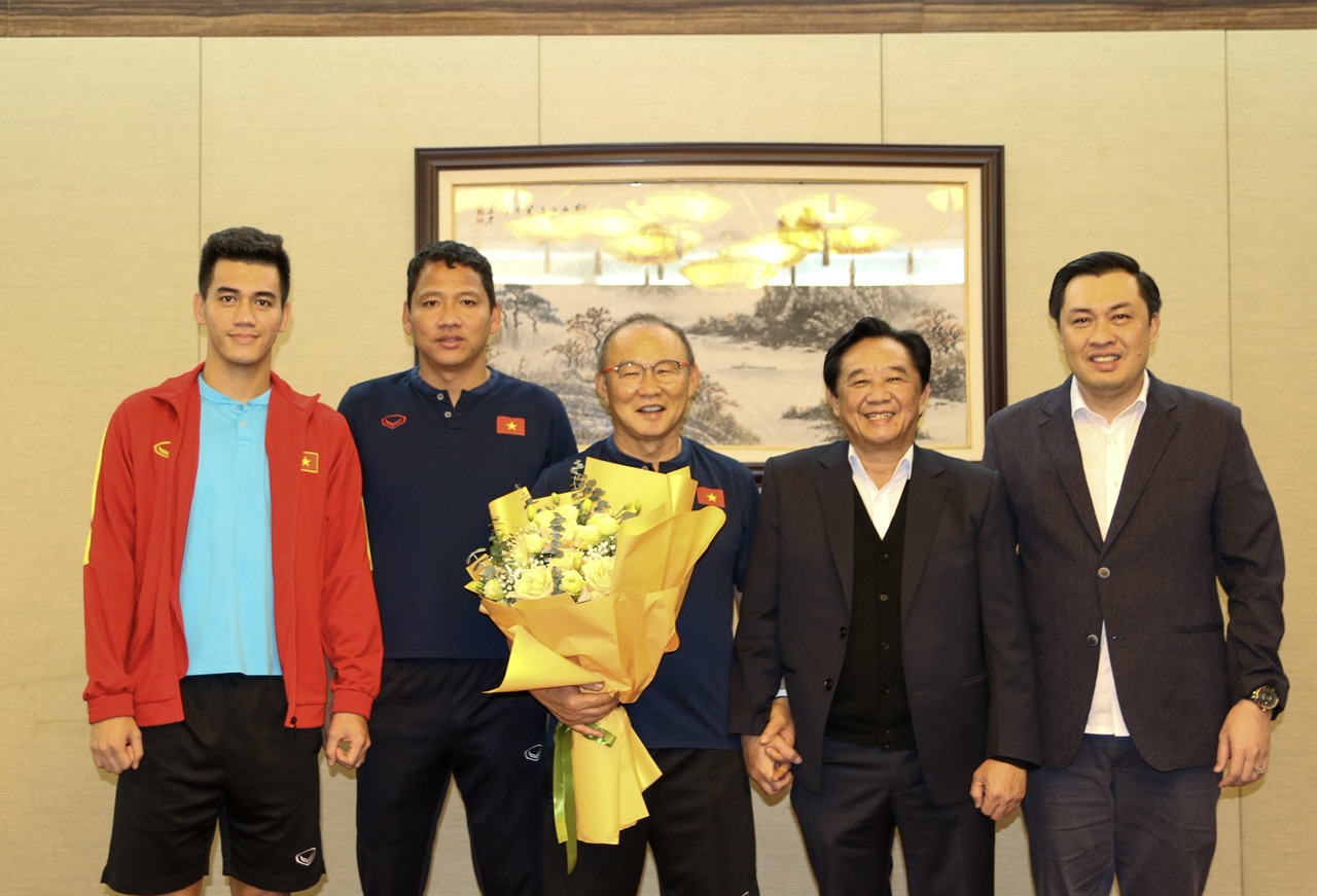 Lãnh đạo tỉnh Bình Dương tại buổi gặp gỡ HLV Park Hang Seo và cầu thủ Tiến Linh