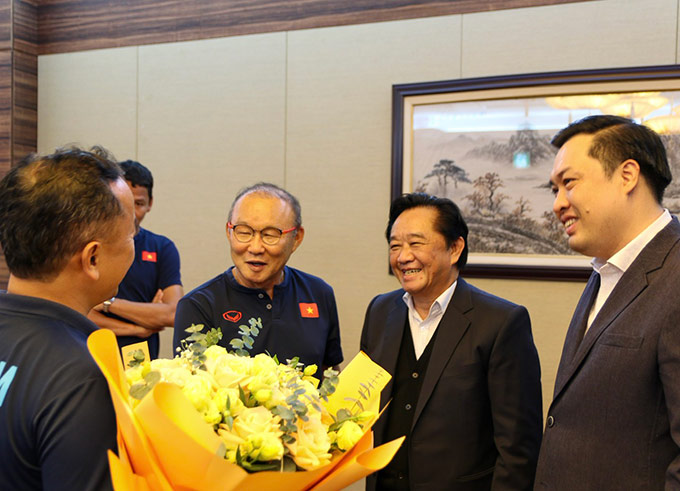 ãnh đạo tỉnh Bình Dương gặp gỡ HLV Park Hang-seo và chúc mừng thành công của ĐT Việt Nam