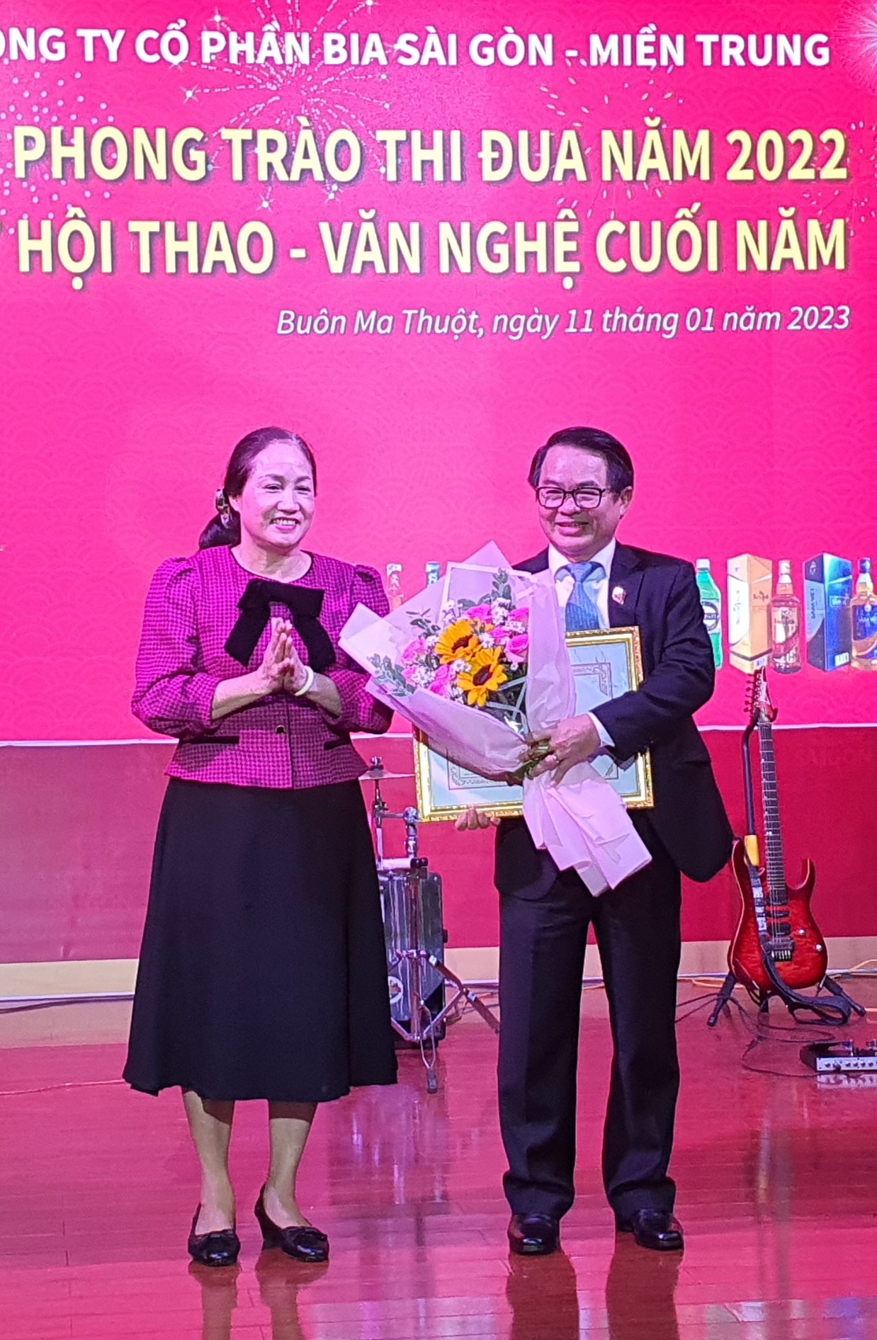 Ông Huỳnh Văn Dũng - Tổng giám đốc Công ty Cổ phần Bia Sài Gòn - Miền Trung nhận bằng khen của ASVHO