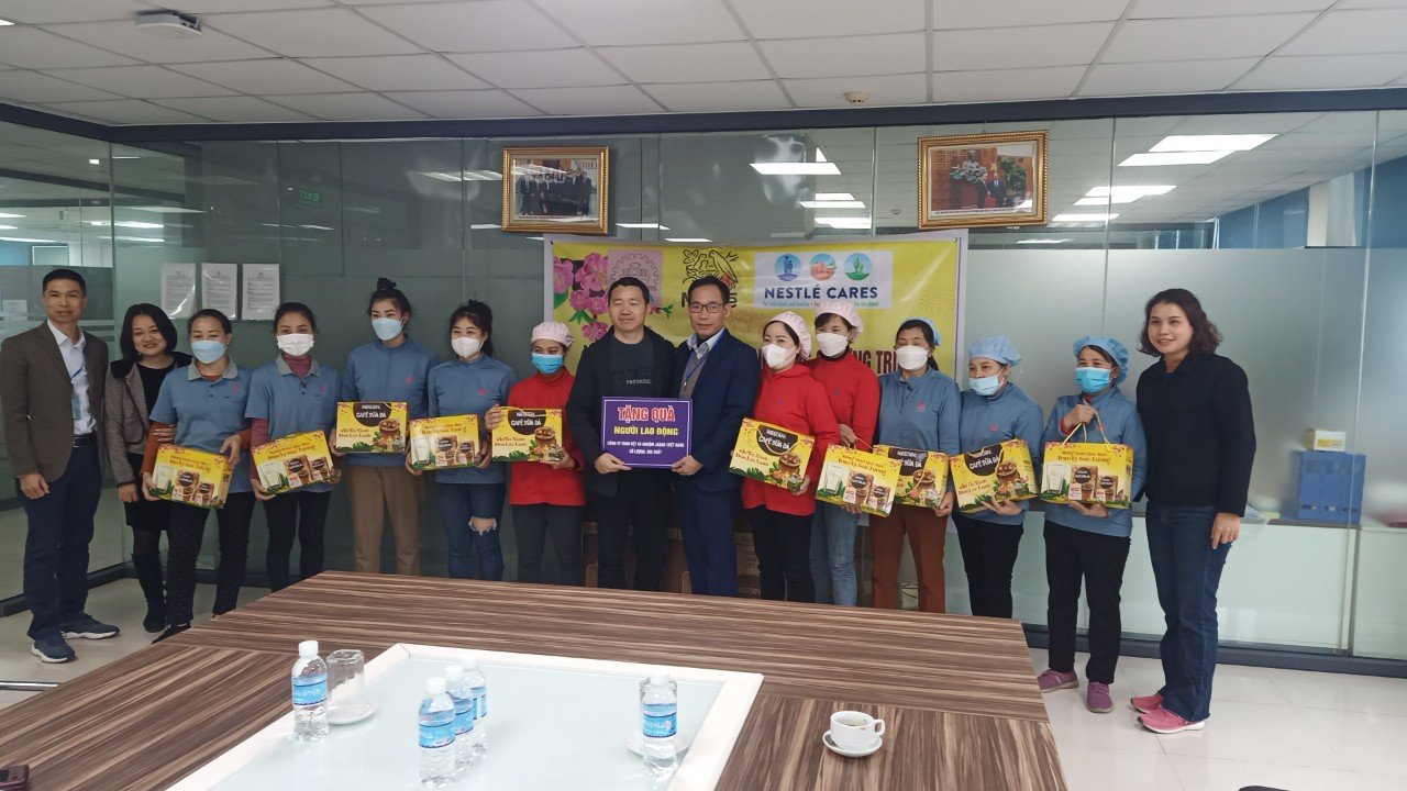 Đại diện Nestlé Việt Nam và Lãnh đạo BQL các KCN tỉnh Hưng Yên trao tặng quà tết tới công nhân có hoàn cảnh khó khăn tại KCN