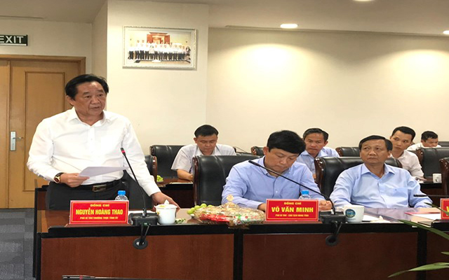 Ông Nguyễn Hoàng Thao, Phó Bí thư Thường trực Tỉnh ủy Bình Dương báo cáo với đoàn công tác về tình hình kinh tế - xã hội tỉnh nhà năm 2022