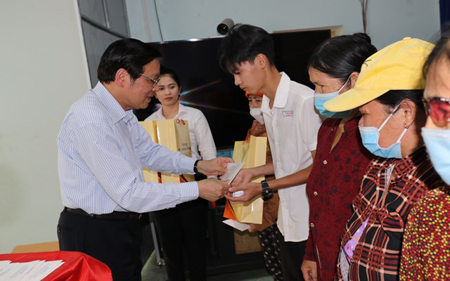 Ông Phan Đình Trạc trao quà hỗ trợ người nghèo tại thị xã Bến Cát