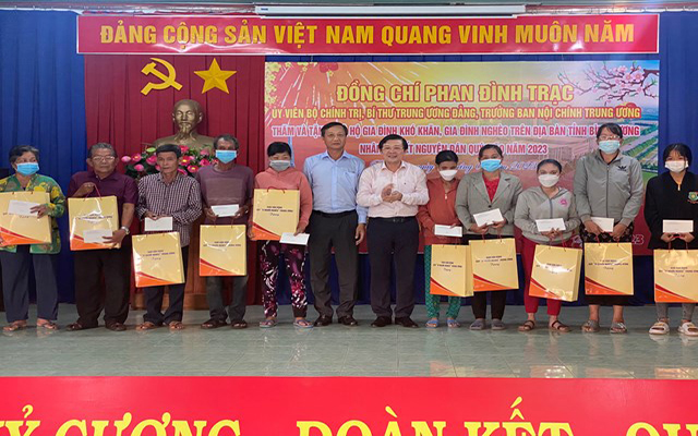 Ông Nguyễn Hữu Dũng trao quà hỗ trợ người nghèo tại thị xã Bến Cát