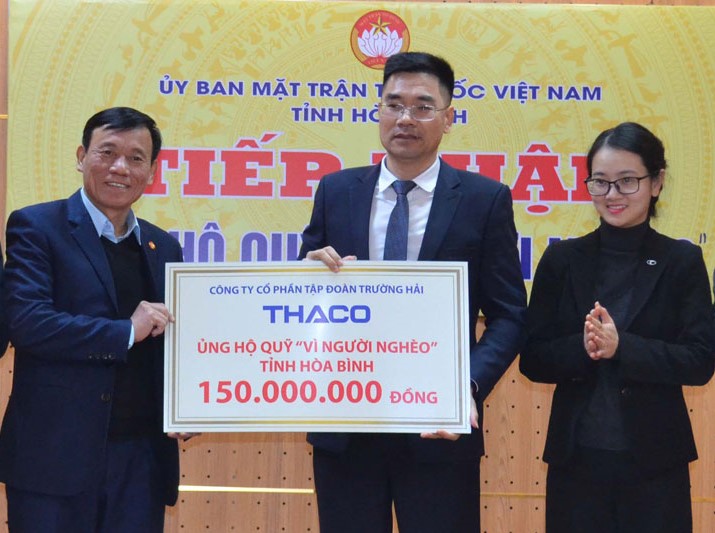 Ủy ban MTTQ tỉnh Hòa Bình tiếp nhận ủng hộ từ đại diện Công ty TNHH MTV Ô tô Trường Hải Hòa Bình.