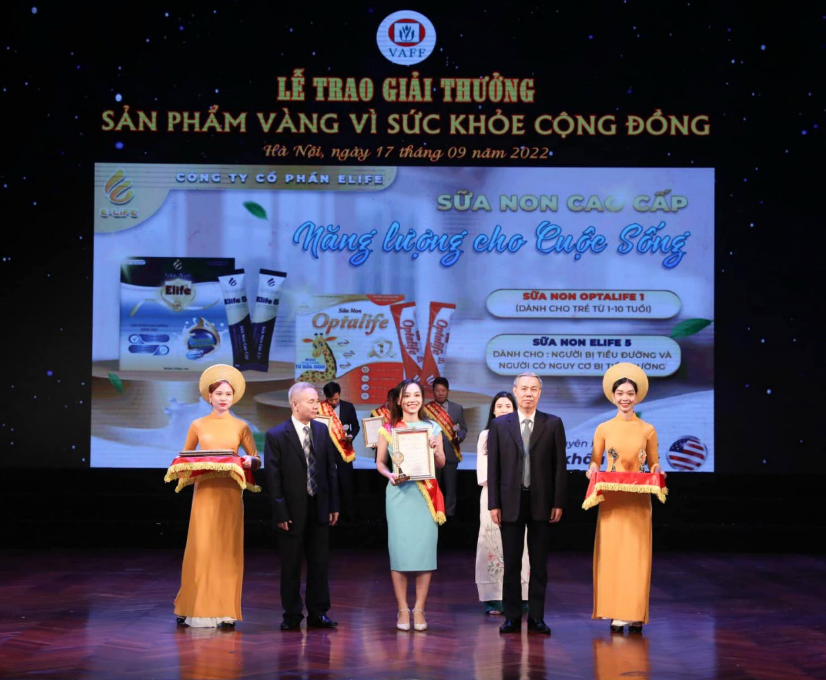 Doanh nhân Nguyễn Thảo Linh đại diện công ty nhận Giải thưởng 
