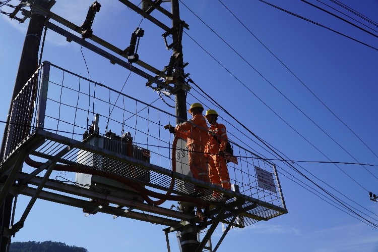 8060 Công nhân Đội Quản lý vận hành lưới điện cao thế Quảng Ninh kiểm tra thiết bị tại TBA 110 kV Cái Lân
