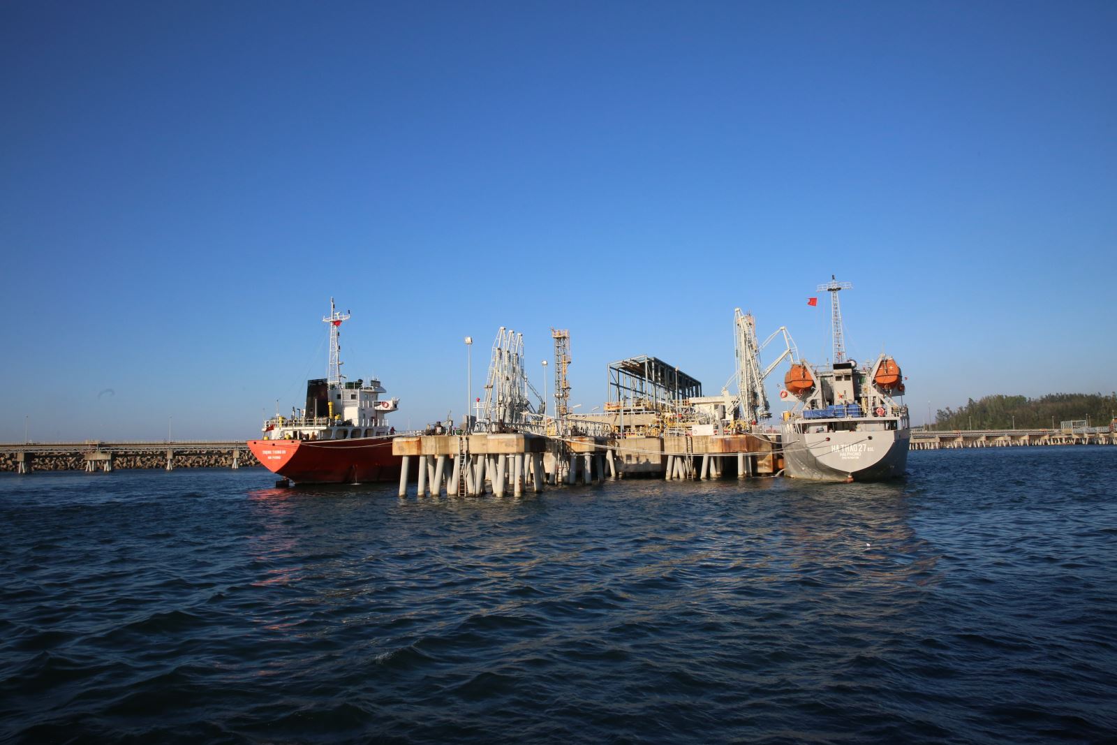 Để góp phần ổn định thị trường xăng dầu trong nước, Ban lãnh đạo NMLD Dung Quất hoạt động an toàn, ổn định ở công suất cao Công tác xuất hàng bằng đường biển luôn thông suốt cả trong những ngày Tết
