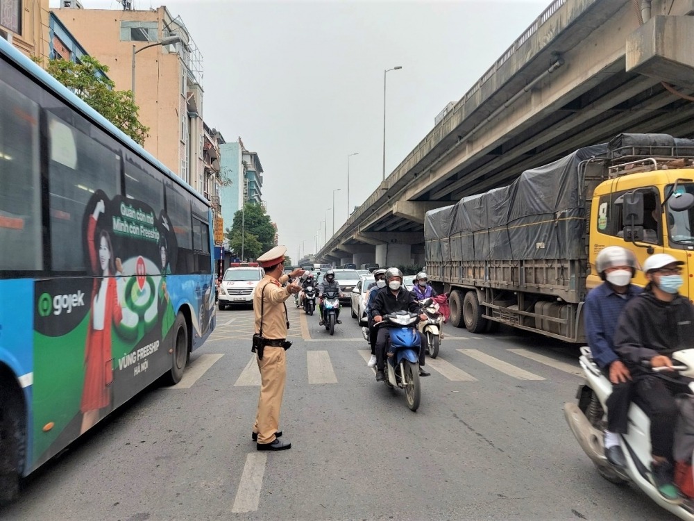 Phòng Cảnh sát giao thông - Công an thành phố Hà Nội đảm bảo trật tự an toàn giao thông tại các cửa ngõ, duy trì bố trí lực lượng tuần tra kiểm soát 24/24 giờ trên toàn địa bàn Thủ đô