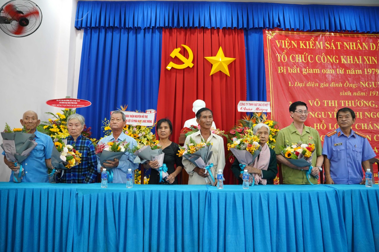 Ông Nguyễn Công Trung và các người bị tù oan tại buổi Lễ xin lỗi ở Tây Ninh.