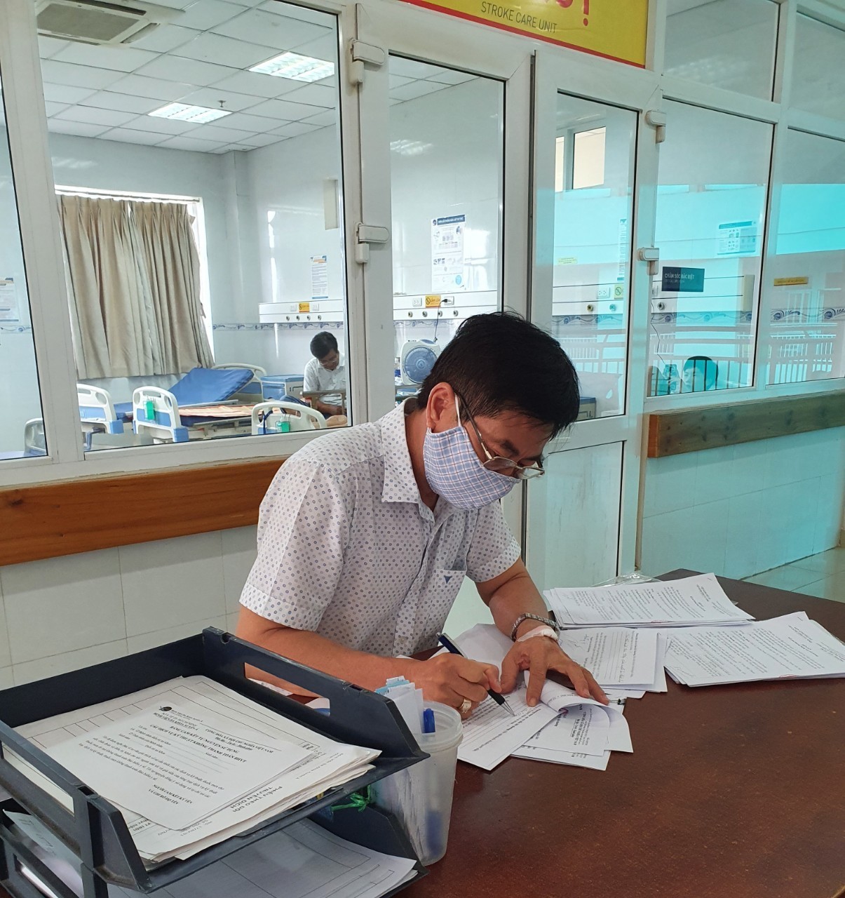 Ông Nguyễn Công Trung nằm viện nhưng vẫn cố gắng tính toán các con số trong 7 hồ sơ được bồi thường do bị tù oan để tranh thủ cho người bị oan được bồi thường nhanh chóng