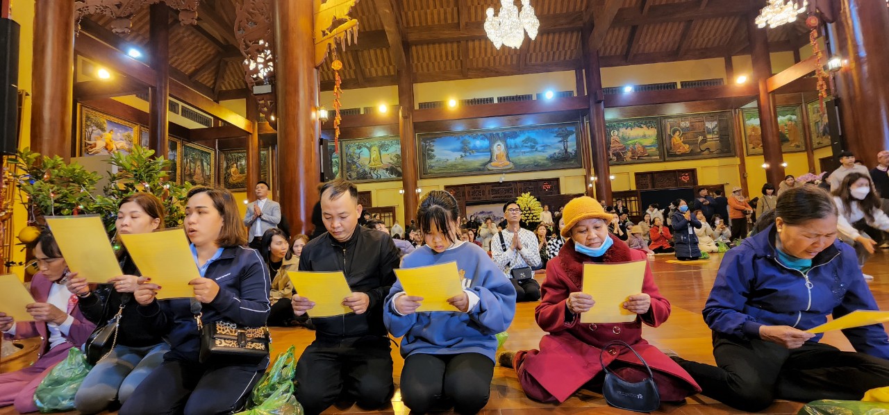 Thành tâm niệm Phật cầu một năm mới sức khỏe bình an người người hướng thiện