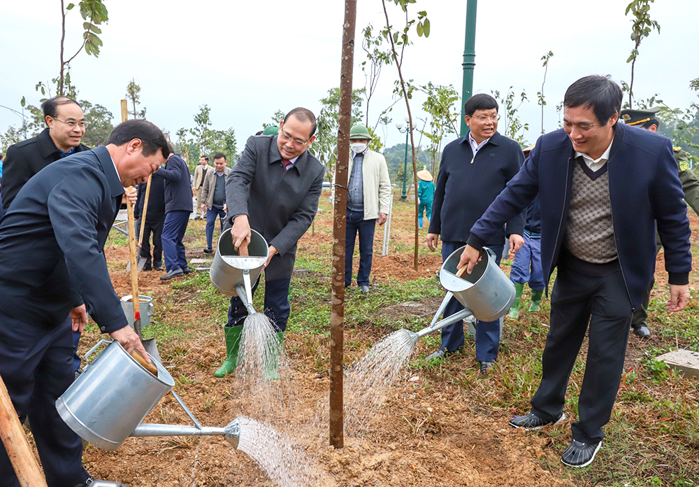 Các đồng chí lãnh đạo tỉnh tham gia trồng cây  trong buỗi lễ phát động