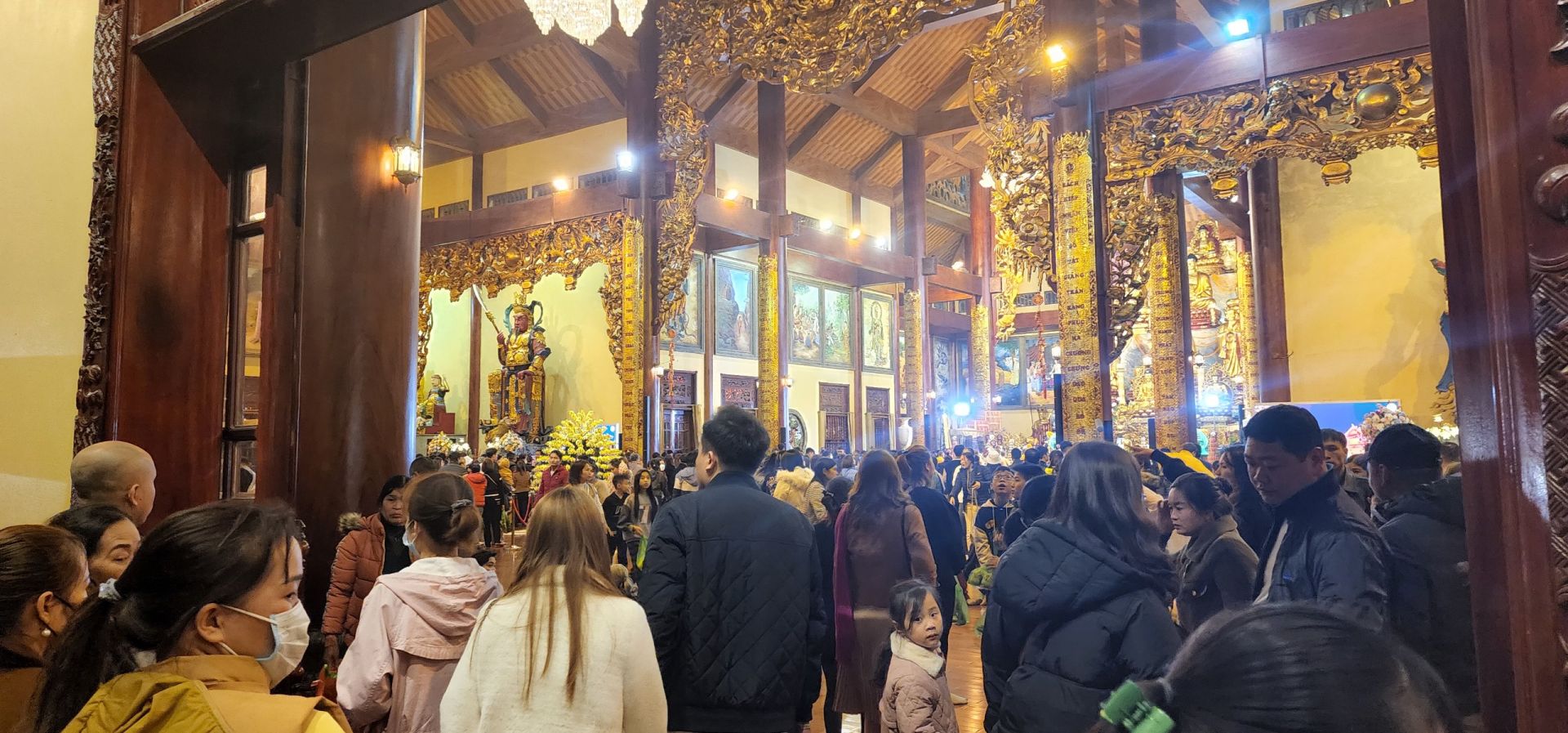 Riêng chính điện chùa Ba Vàng đã  có tới ngàn người tập trung lễ Phật