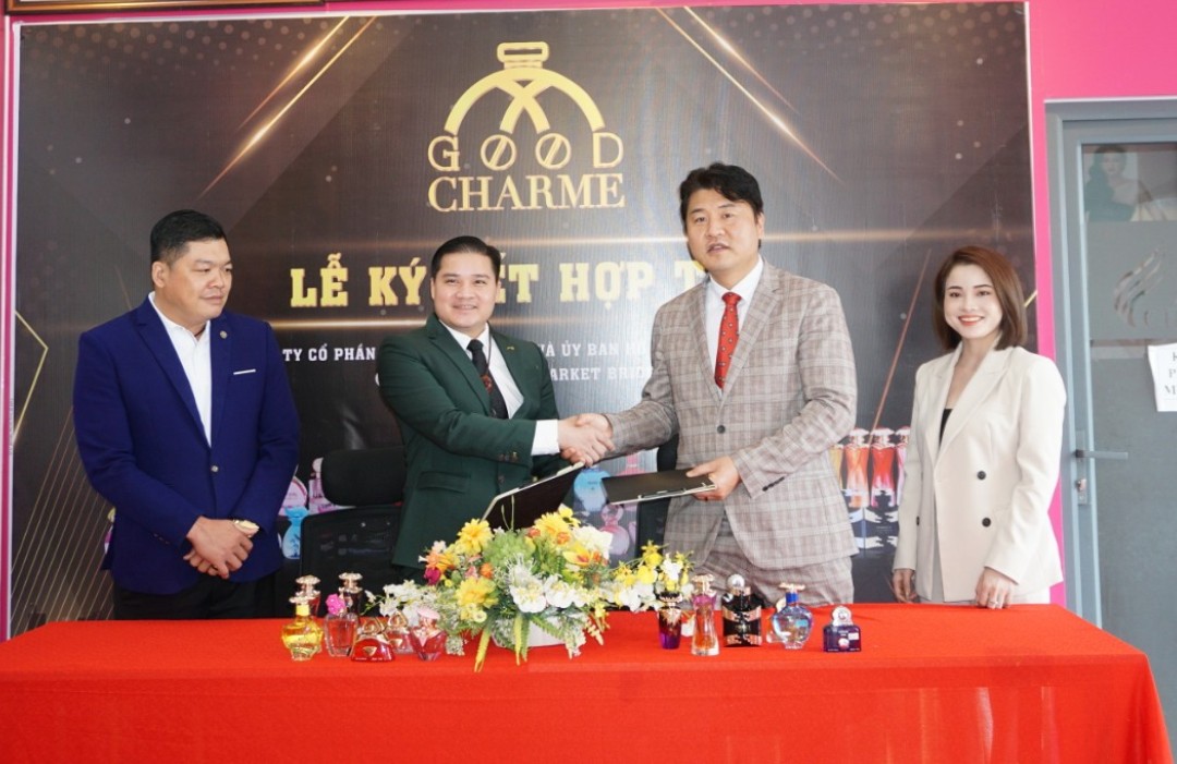 The signing ceremony of a comprehensive cooperation agreement between Charme Perfume Joint Stock Company (CHARME) and the Vietnam - Korea Economic Support Committee (KVECC).