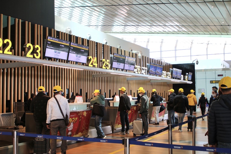 Hành khách làm thủ tục check-in tại Sân bay quốc tế Vân Đồn