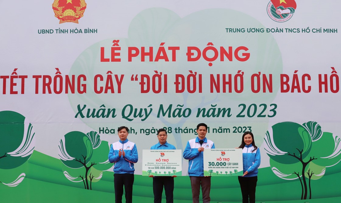 Đại diện Trung ương Đoàn TNCS Hồ Chí Minh trao tặng 30.000 cây xanh, 10 tỷ đồng từ nguồn vốn 120. cho tỉnh Hoà Bình.