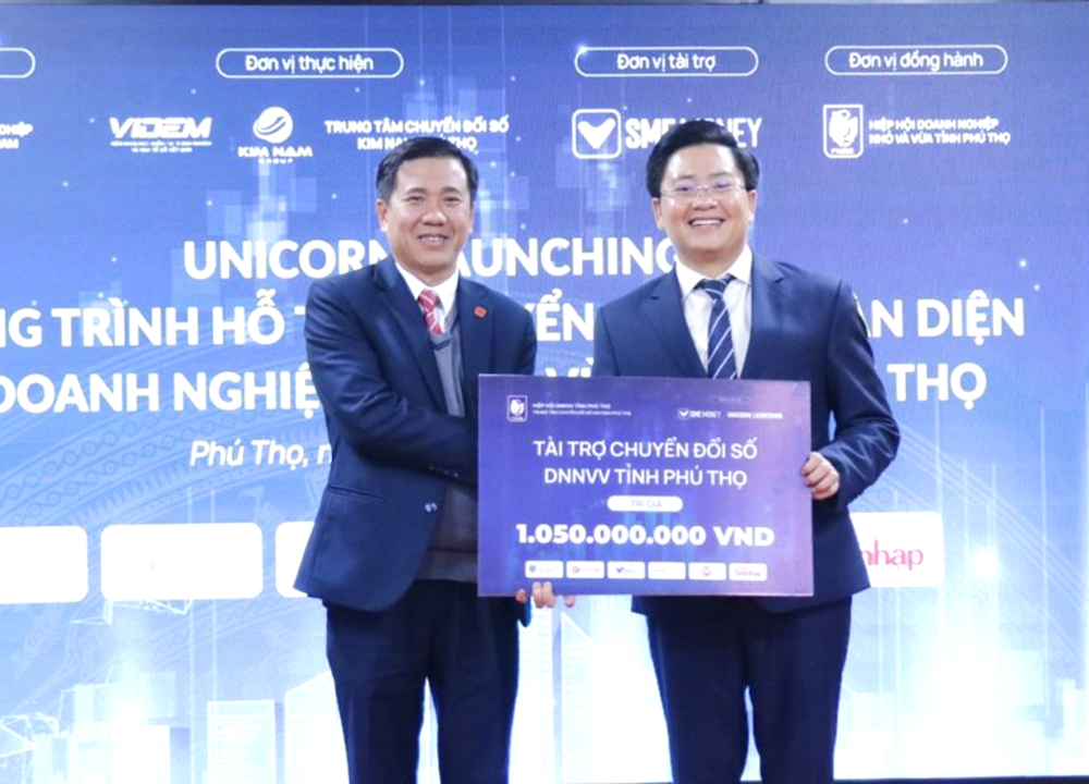 Viện Quản trị doanh nghiệp và Kinh tế số Việt Nam trao biểu trưng gói tài trợ chuyển đổi số cho Hiệp hội doanh nghiệp vừa và nhỏ tỉnh.