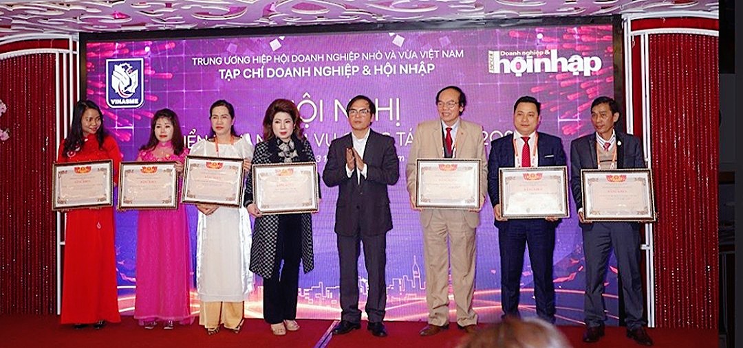 Nhà báo Nguyễn Thị Lan Hương nhận bằng khen của Hiệp hội