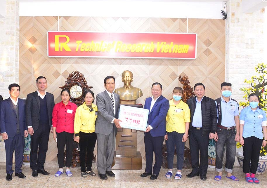 Bí thư Tỉnh ủy Nguyễn Phi Long tặng quà, chúc Tết Công ty TNHH Nghiên cứu kỹ thuật R, 100% vốn đầu tư Nhật Bản tại KCN Bờ trái sông Đà (TP Hòa Bình).