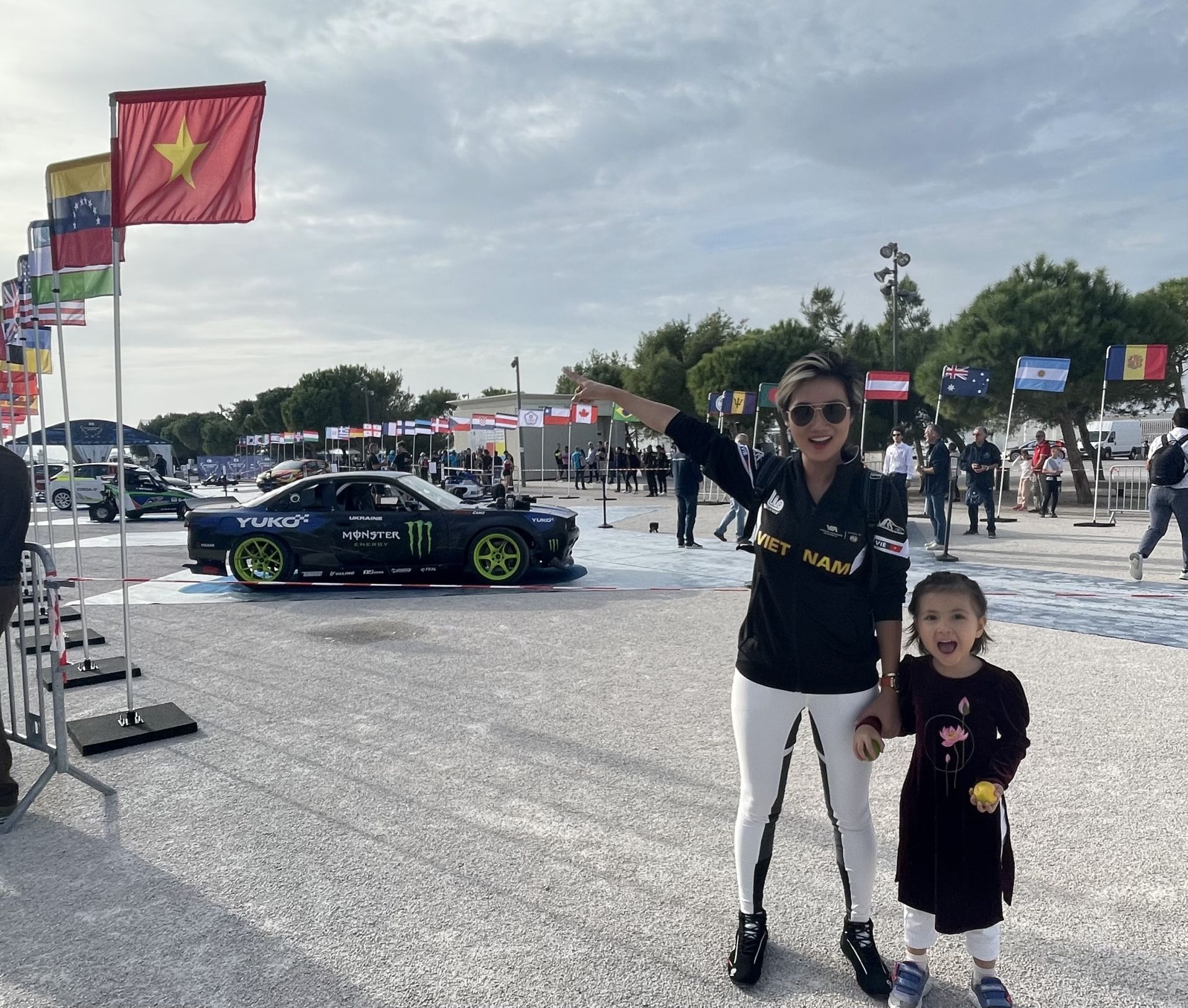Doanh Nhân  Gia Bảo cùng con gái tại giải đua FIA Motosport Games